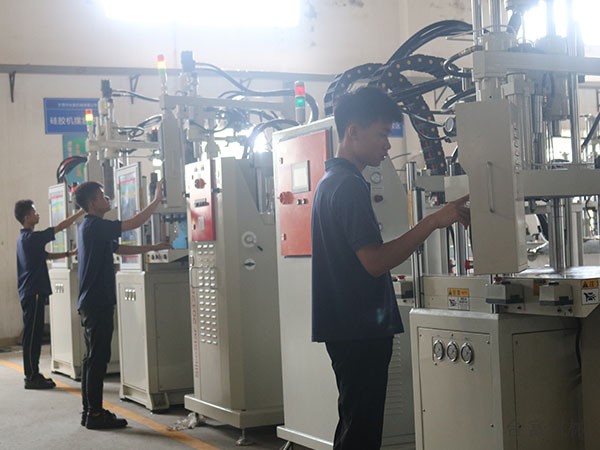調整生產工藝，生產出高品質的立式注塑機